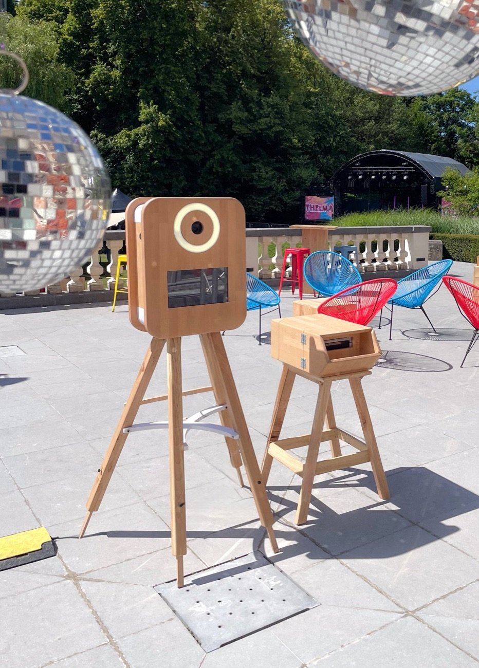 Borne photo Kapsule en extérieur sur une terrasse événementielle avec boules à facettes
