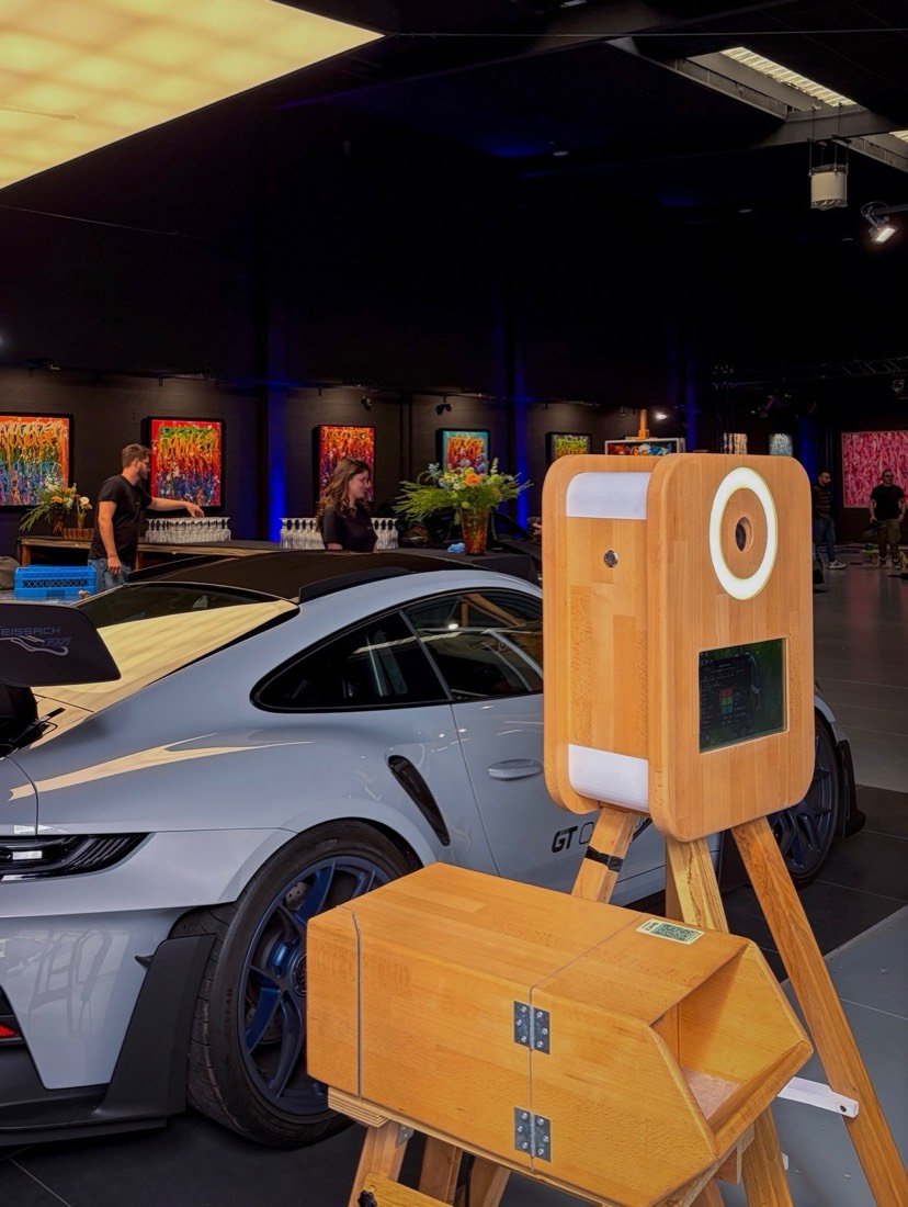 Borne photo Kapsule lors d’un événement dans un showroom automobile